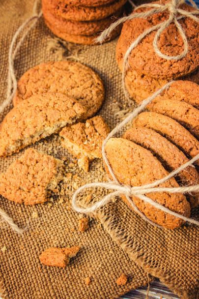 yulaf ezmeli kurabiye koyu ahşap arka plan üzerinde - Fotoğraf, Görsel