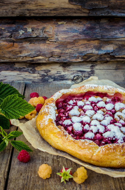 Outdoor sweet cake with raspberries, - Foto, Bild