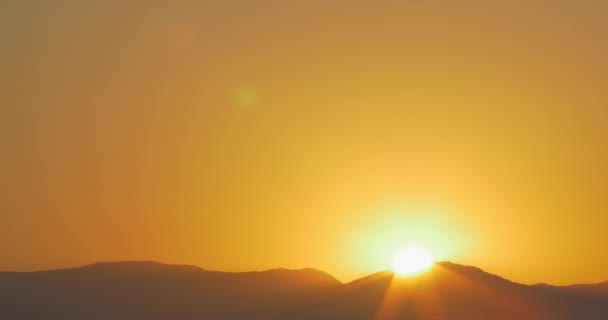 Słońce wschodzące zza wzgórza - Materiał filmowy, wideo