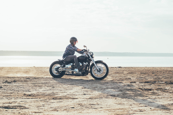 Mann fährt Motorrad - Foto, Bild