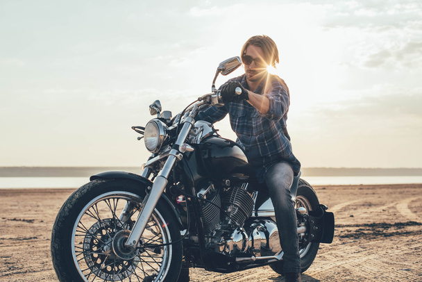 człowiek jazda motocyklem - Zdjęcie, obraz