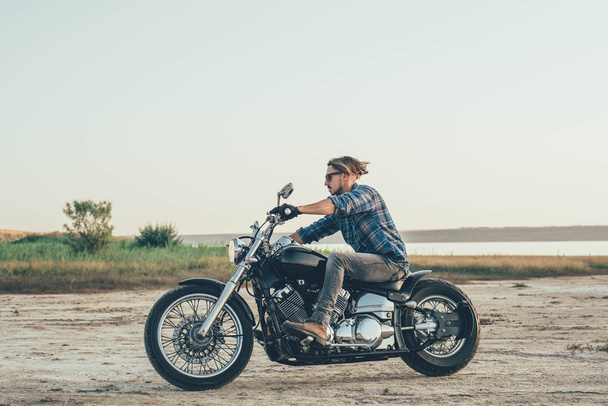 man riding motorcycle - Φωτογραφία, εικόνα