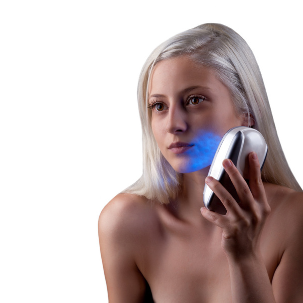 Young woman getting phototherapy treatment - Foto, afbeelding