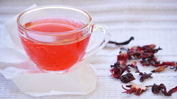 Hibiscus čaj na bílý ubrus  - Fotografie, Obrázek