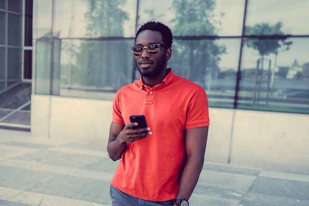 macho en rojo camiseta mensajes de texto sms
 - Foto, Imagen