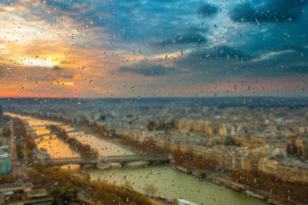 Fond flou abstrait avec gouttes d'eau : vue par la fenêtre Paris la nuit France
 - Photo, image