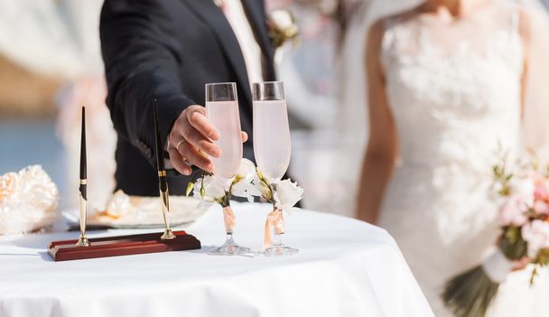 весільна церемонія надворі, шампанське
  - Фото, зображення
