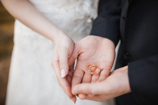  muž a žena s snubní prsteny - Fotografie, Obrázek