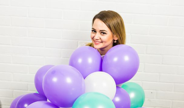 Mooie jongedame met gekleurde ballonnen - Foto, afbeelding