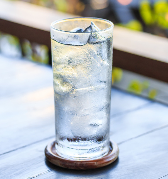 ijs in glas water - Foto, afbeelding
