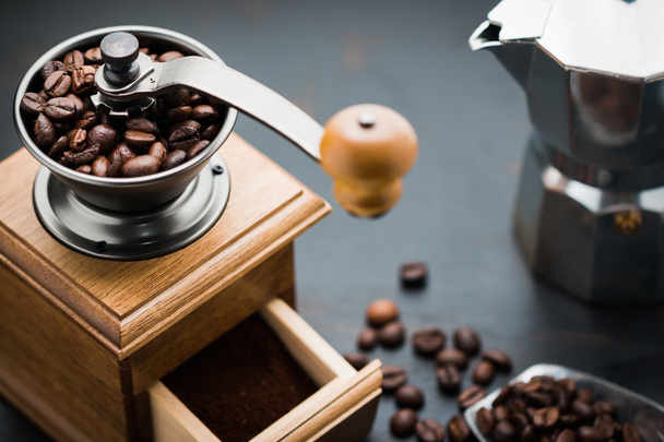 ビンテージ手動コーヒーミルやコーヒー豆とコーヒーミル - 写真・画像