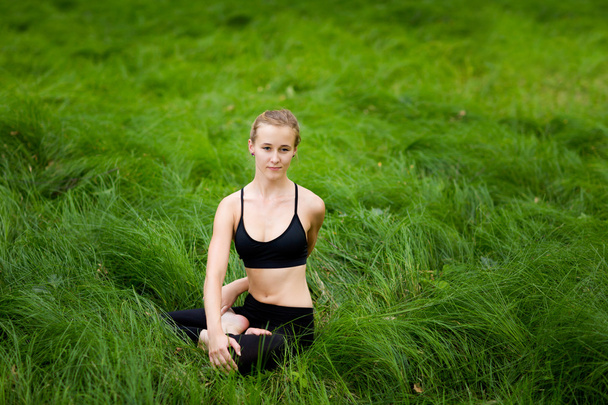 Sesión de yoga de meditación en el bosque
 - Foto, imagen