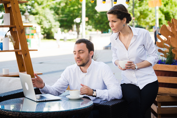 Gente feliz de negocios en su almuerzo afuera en la cafetería
 - Foto, Imagen