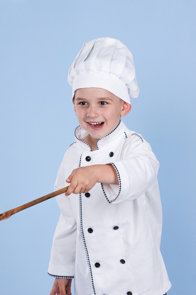 Jeden mały chłopiec jako kucharz Sałatka, co gotowanie warzyw - Zdjęcie, obraz
