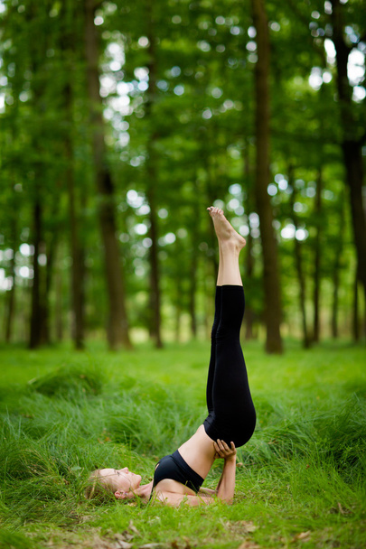 schöne Yoga-Sitzung im Wald - Foto, Bild
