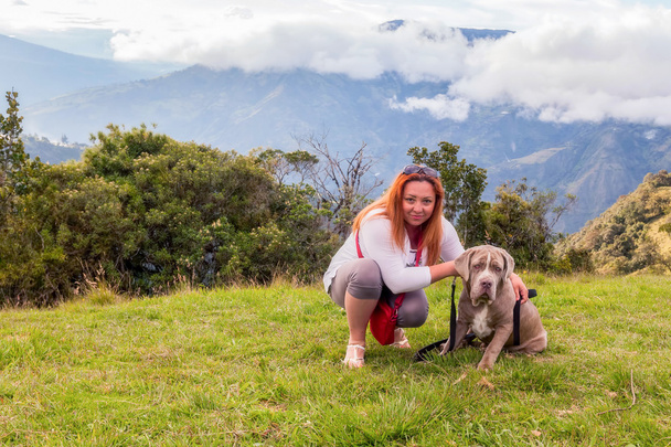 schöne Blondine mit ihrem Hund - Foto, Bild