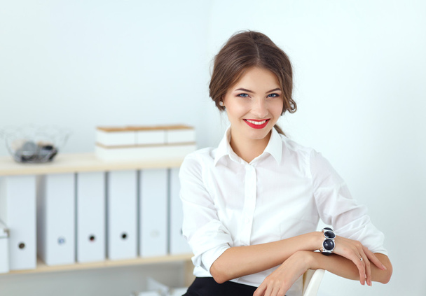 Atraktivní podnikatelka sedící v kanceláři - Fotografie, Obrázek