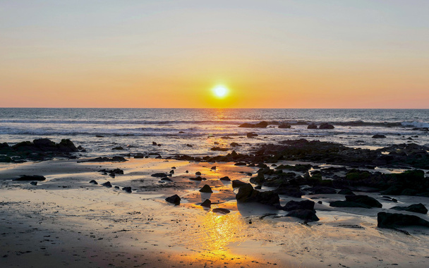 тропічний захід сонця на пляжі
 - Фото, зображення
