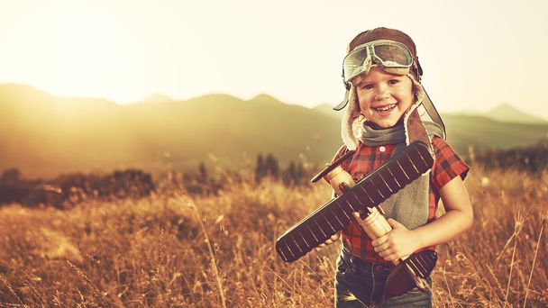 счастливый ребенок мечтает путешествовать и играть с самолетом
 - Фото, изображение