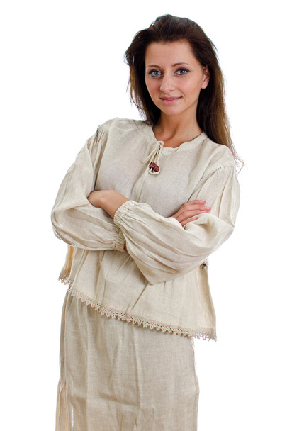 Женщина в национальном традиционном костюме со сложенными руками. Изолированные на белом
. - Фото, изображение