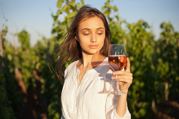 Gorgeous μελαχρινή γυναίκα διασκεδάζοντας κρασιού. - Φωτογραφία, εικόνα