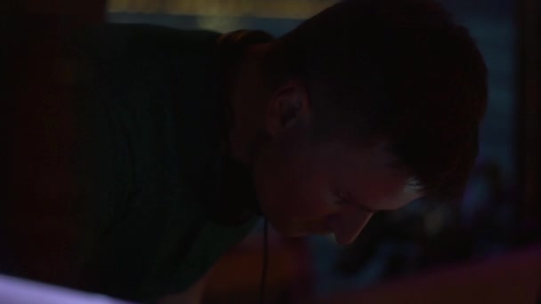 DJ przędzenia na gramofon na party w klubie nocnym. Doping. Sprzęt. Mieszanie - Materiał filmowy, wideo