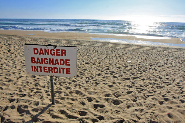 Panneau d 'interdiction de baignade
 - Foto, imagen
