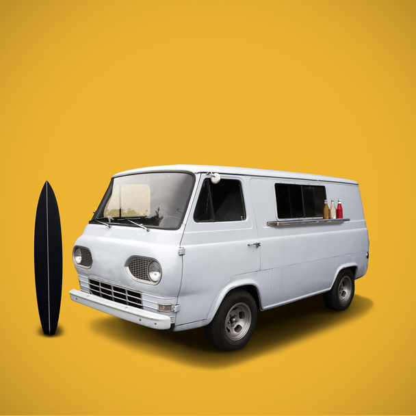 Λευκό γρήγορο φορτηγό τροφίμων σε κίτρινο φόντο πρότυπο - Φωτογραφία, εικόνα