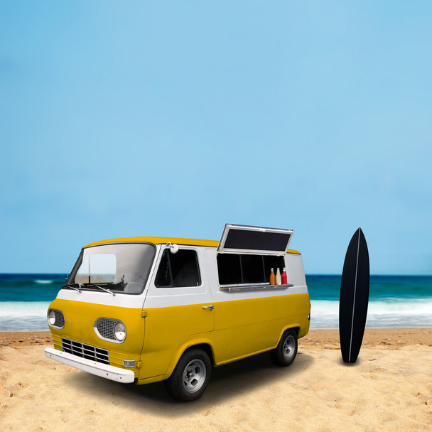 Camioneta de comida retro en la playa
 - Foto, imagen