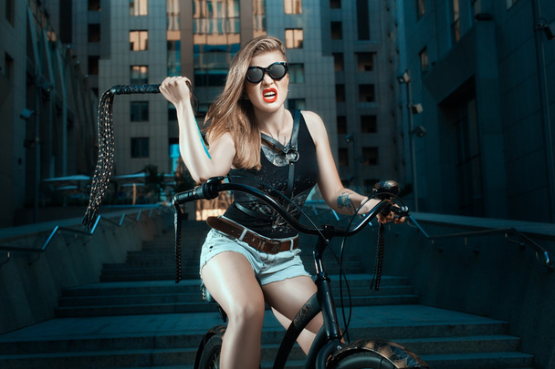 Γυναίκα με το μαστίγιο με ποδήλατο. - Φωτογραφία, εικόνα