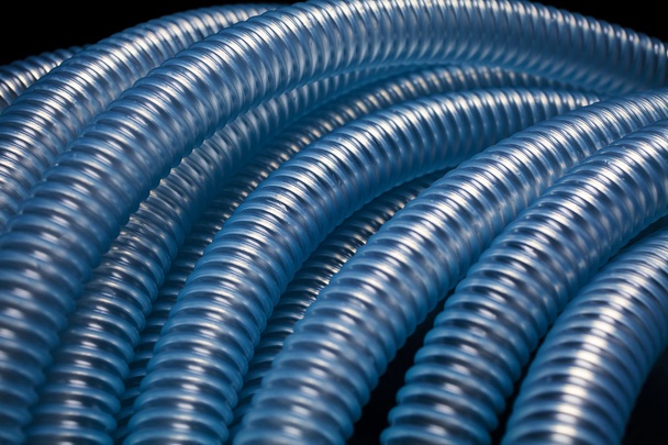 гнучкий синій пластиковий шланг в будівництві
 - Фото, зображення
