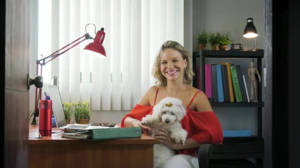 Kobieta 5-portret praca z psa w biurze - Materiał filmowy, wideo
