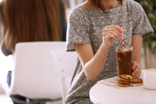 アイス コーヒーでガラスを保持している女性 - 写真・画像