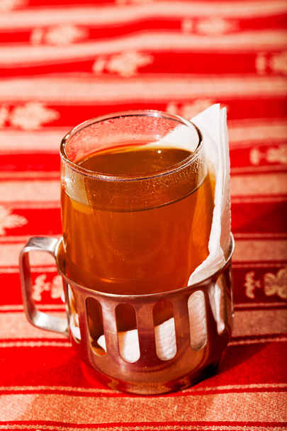 csésze tea egy piros fehér háttér - Fotó, kép