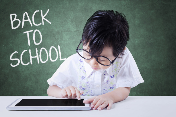 Девочка использует табличку со словом Back to School
 - Фото, изображение