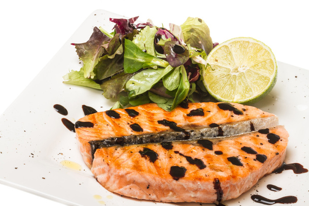 Porción de pescado salado: filete de salmón noruego asado adornado
 - Foto, Imagen