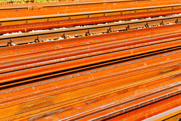 carriles de hierro oxidado en las vías férreas
 - Foto, imagen