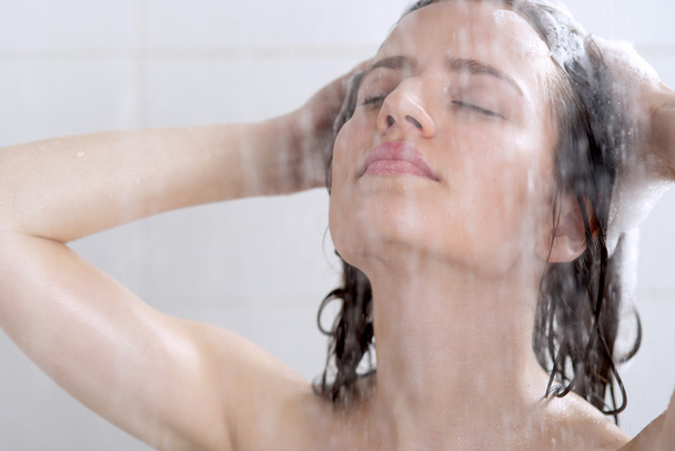Girl washing head with shampoo - Foto, immagini