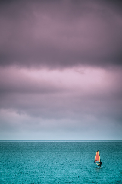 einsamer Surfer auf hoher See - Foto, Bild