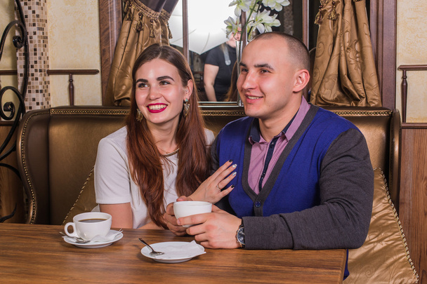 Νεαρό ζευγάρι πίνοντας καφέ σε εστιατόριο - Φωτογραφία, εικόνα