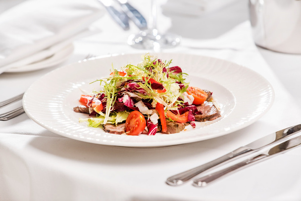 beef salad on plate - Foto, Imagen