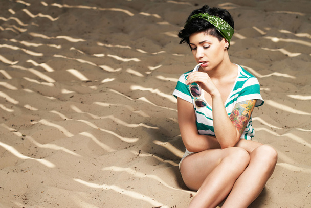 plajda dövmeli güzel kız - Fotoğraf, Görsel