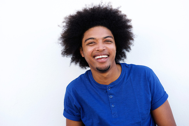 Nuori musta mies nauraa
  - Valokuva, kuva