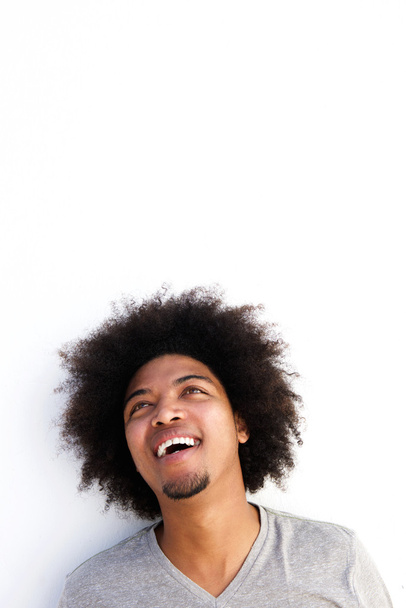 Joven negro con afro riendo
 - Foto, imagen