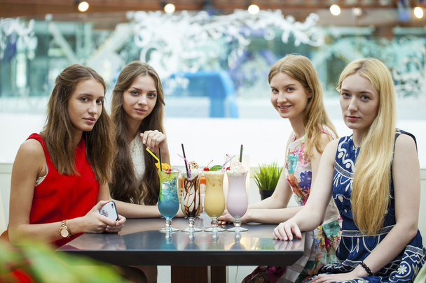 Bliska czterech atrakcyjnych młodych kobiet do picia koktajli w shopp - Zdjęcie, obraz