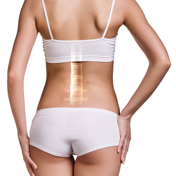 Digitales Zusammenspiel von Frau mit Rückenschmerzen - Foto, Bild