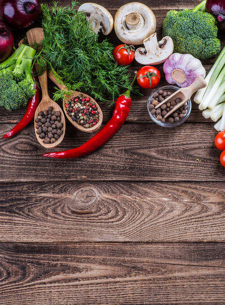 Zöldség a fa. Bio egészséges élelmiszerek, gyógynövények és fűszerek. - Fotó, kép