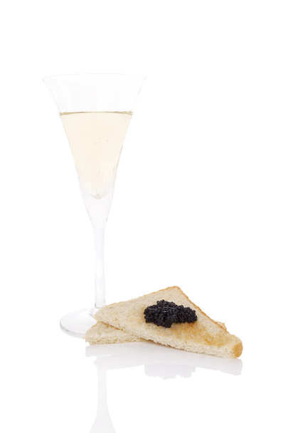 Zwarte kaviaar en champagne.  - Foto, afbeelding