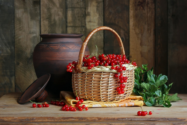 Red currants in basket. Still life with berries. - Fotoğraf, Görsel