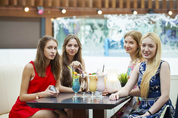 Close up four attractive young women drinking cocktails in shopp - Foto, immagini